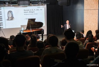 Pianovers Recital 2017, Sng Yong Meng giving a commentary