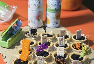 Pianovers Meetup #99 (Halloween Themed), Drinks and cupcakes by Tan Chia Huee