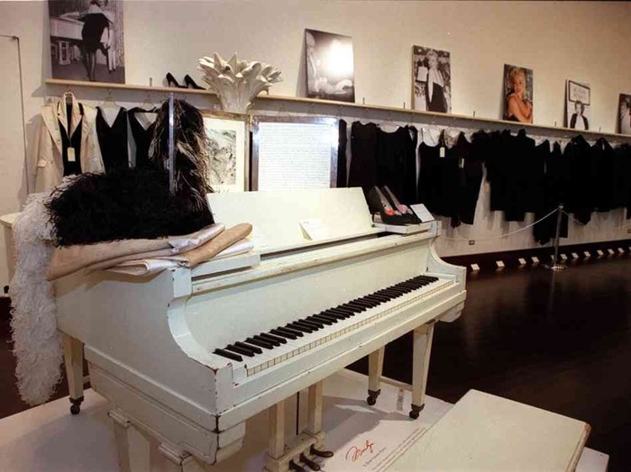 Marilyn Monroe’s Baby Grand Piano (Photo by Alux.com)