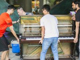 Pianovers Meetup #76, Pianovers helping to move the piano