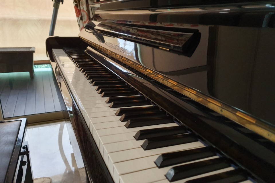 老人とパイプがGERSHWIN PIANOを弾く写真【即購入OK‼️】