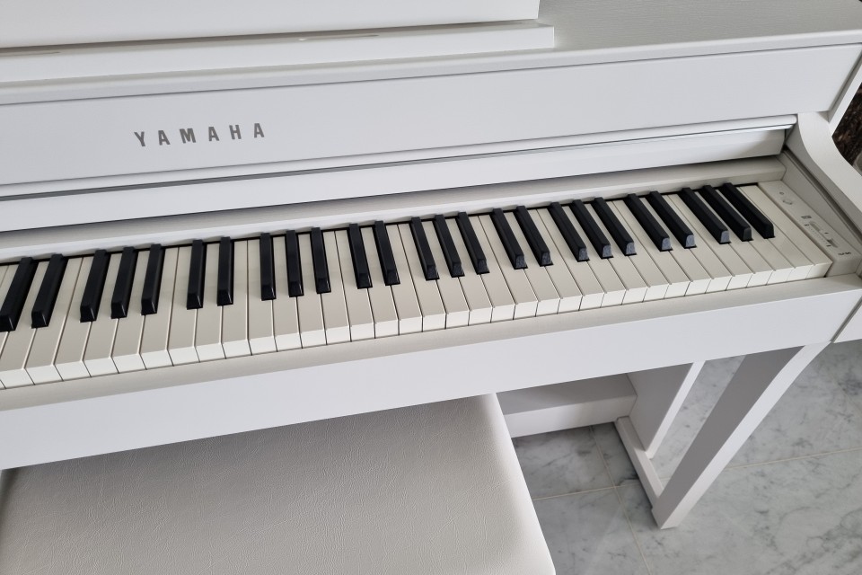 pendulum pear seaweed Yamaha Clavinova CLP 645 digital piano in white, used like new | Used Piano  | ThePiano.SG